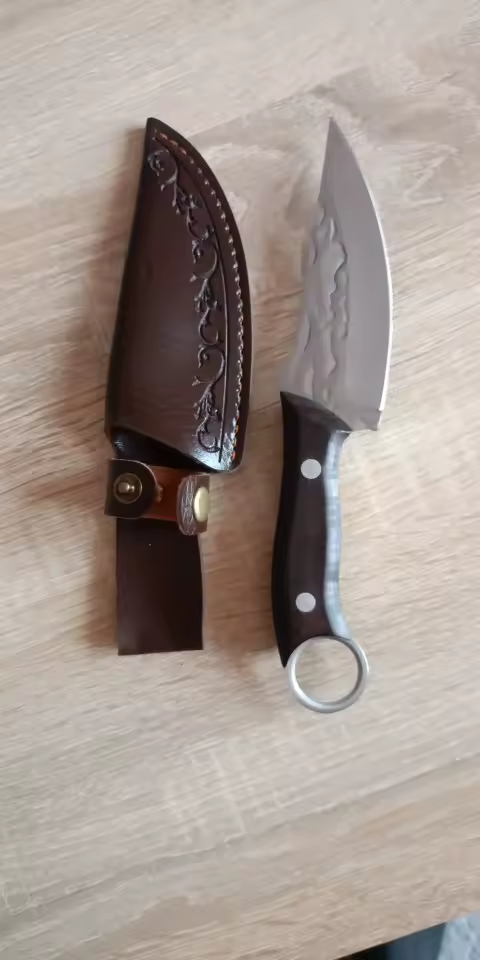 Cuchillo de acero inoxidable junto a su funda