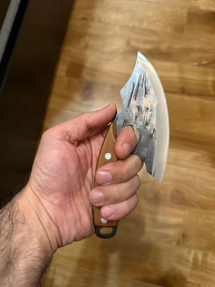 Cliente sosteniendo su cuchillo Afilados