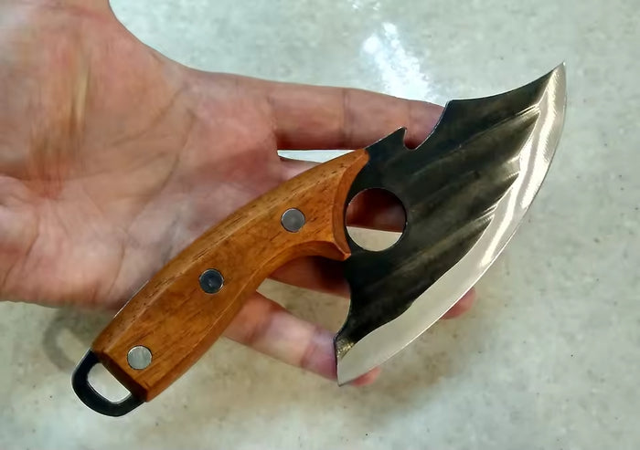 Cuchillo pequeño en la mano