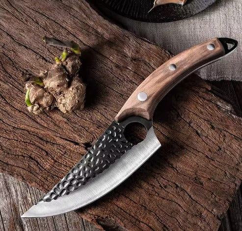 Cuchillo grande café sobre tabla de madera