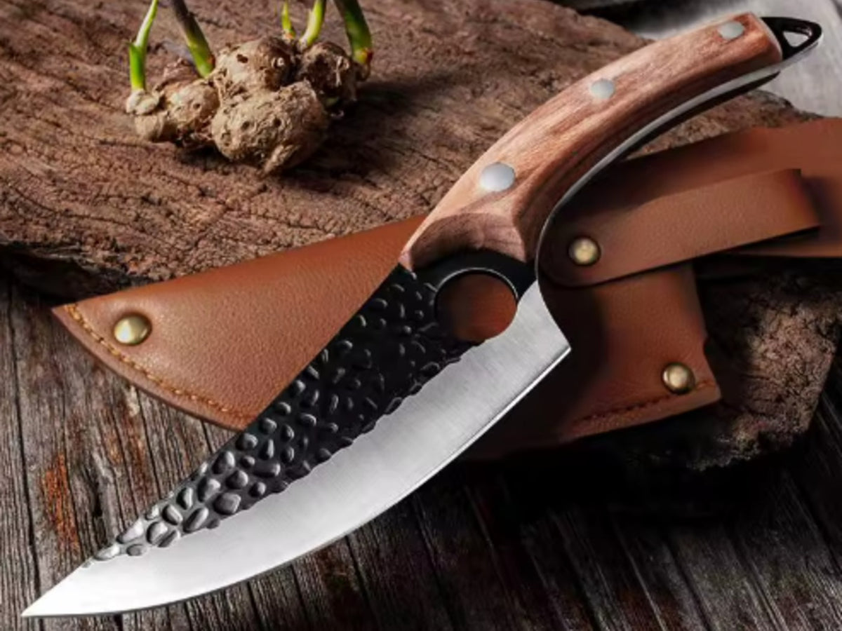 Cuchillo grande café con funda de cuero sobre madera